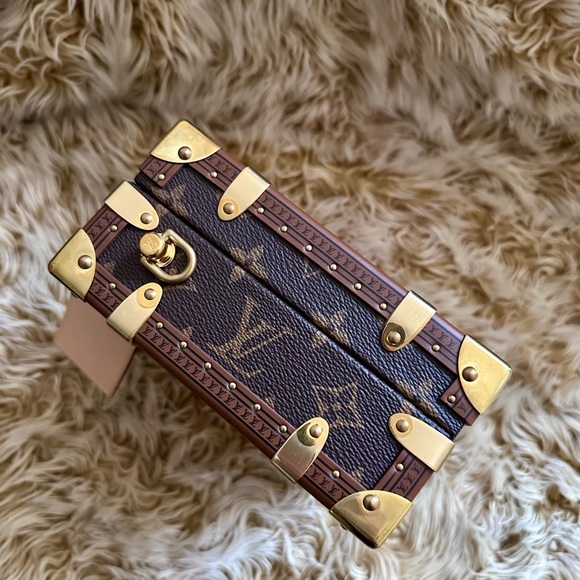 Louis Vuitton M11118
Handle Trunk Monogram - Picture 10 of 17